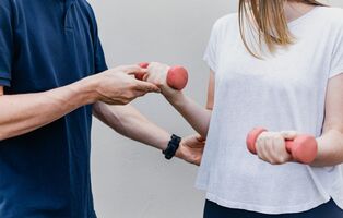 Physiotherapie mit Hanteln zur Stärkung der Armmuskulatur und Rehabilitation