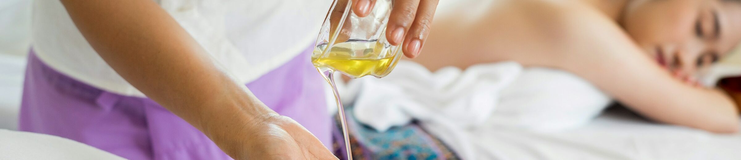 Aroma-Öl-Massage mit sanfter Ganzkörpermassage und duftenden Pflegeölen