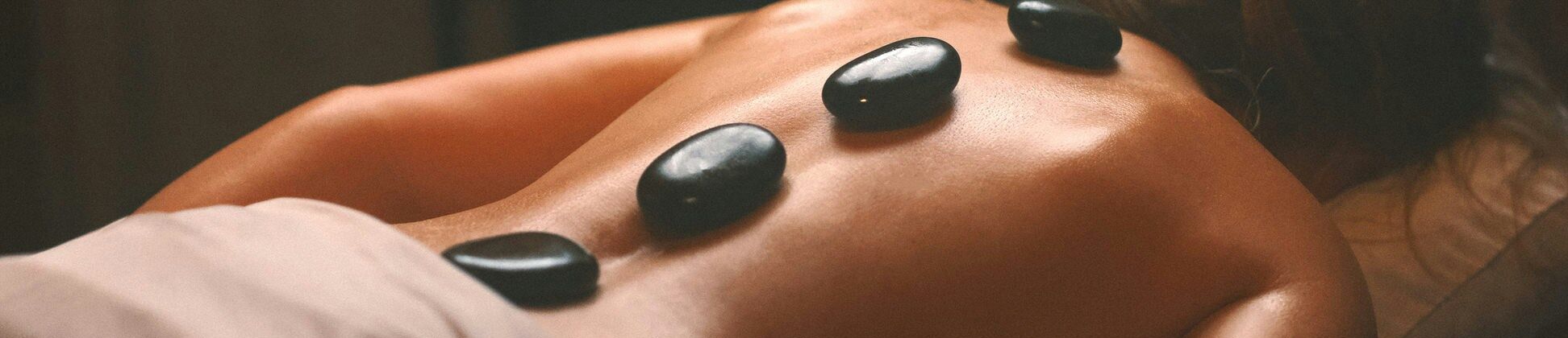 Hot-Stone-Massage am Rücken für tiefe Entspannung und Wohlbefinden