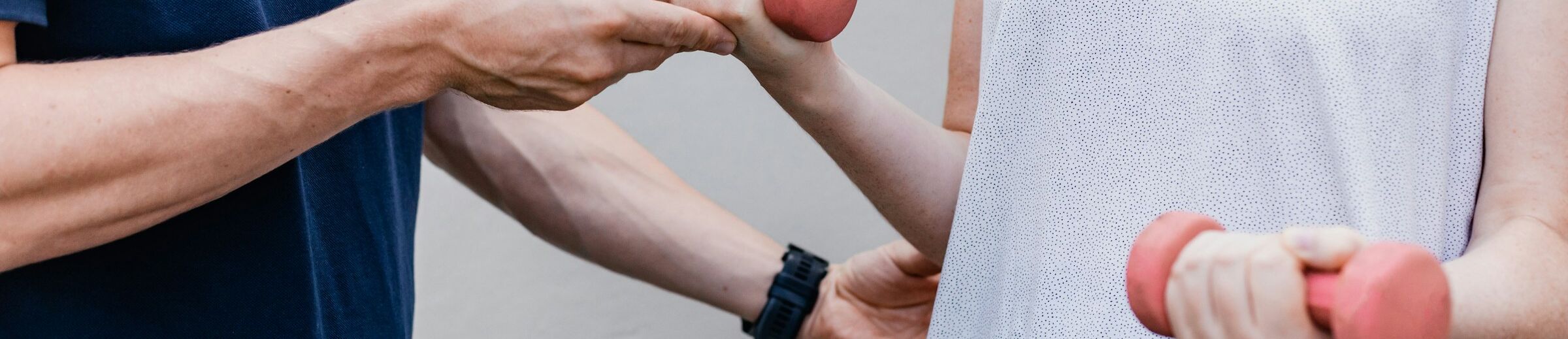 Physiotherapie mit Hanteln zur Stärkung der Armmuskulatur und Rehabilitation
