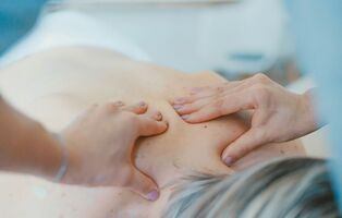 Triggerpunktmassage am Rücken zur gezielten Linderung von Verspannungen