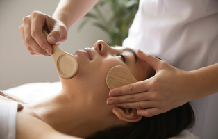 Anti-Aging-Gesichtsmassage mit Holztools zur Förderung von Hautelastizität und Straffung