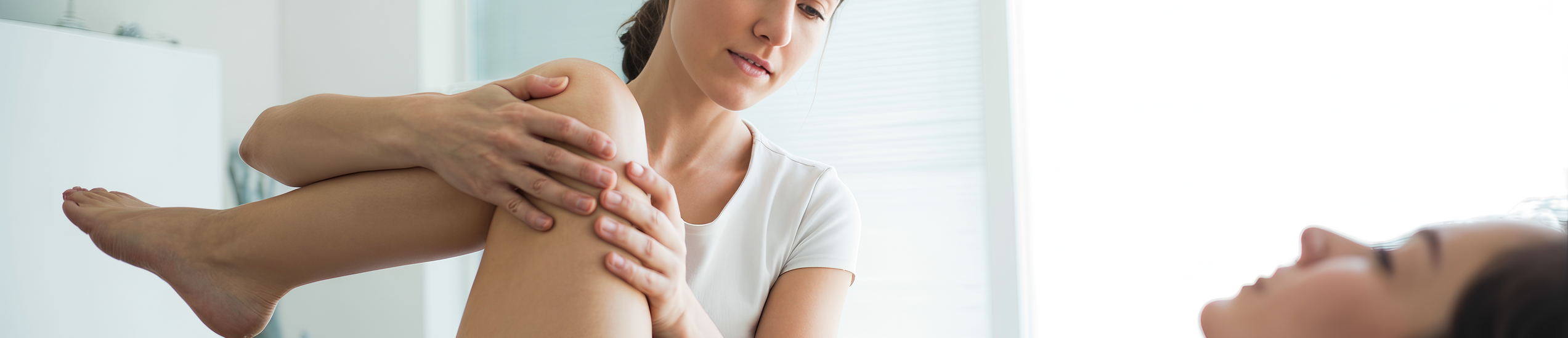 Manuelle Lymphdrainage am Bein zur Reduktion von Schwellungen und Förderung des Lymphflusses