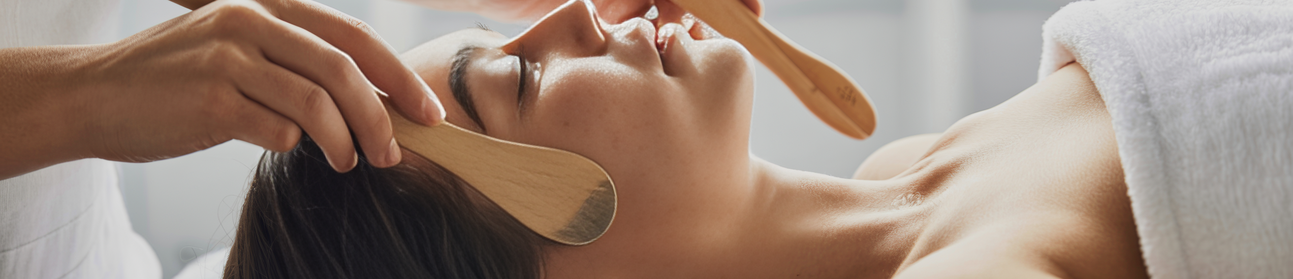 Anti-Aging-Gesichtsmassage mit Holztools zur Straffung und Revitalisierung der Haut