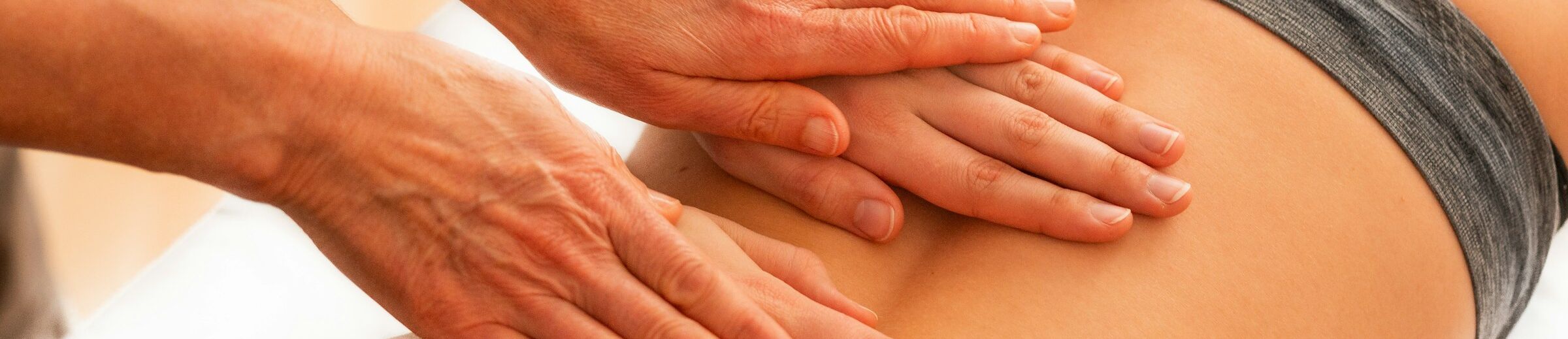 Dorntherapie am Rücken zur sanften Behandlung von Wirbelsäule und Gelenken