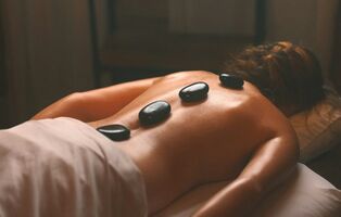 Hot-Stone-Massage am Rücken für tiefe Entspannung und Wohlbefinden