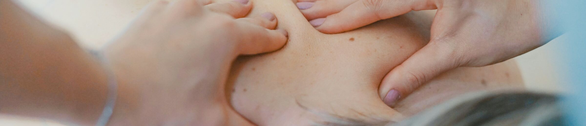 Triggerpunktmassage am Rücken zur gezielten Linderung von Verspannungen