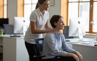 Massage am Arbeitsplatz zur Förderung der Gesundheit von Mitarbeitenden